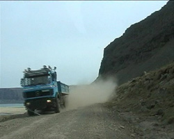 LKW auf Schotterstraße